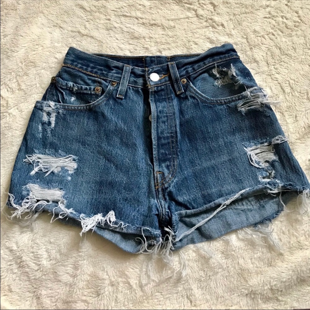 🌸Levi’s Vintage Ripped Jean Shorts🌸